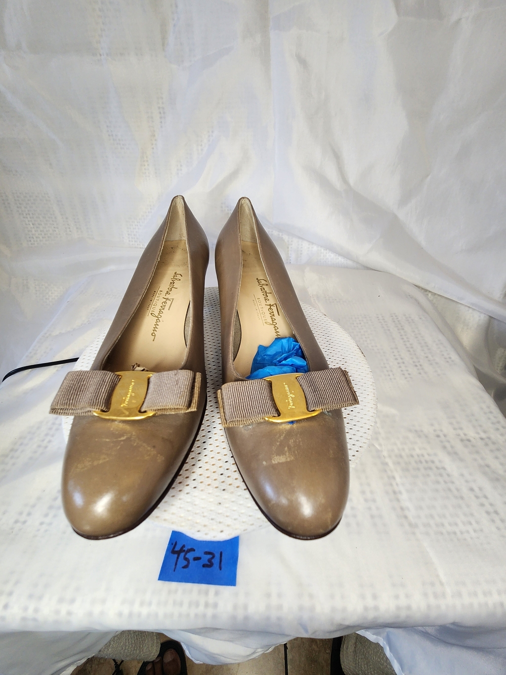 SALVATORE FERRAGAMO TAUPE BIEGE WOMEN VARA SHOES SIZE 10 C - Picture 4 of 10